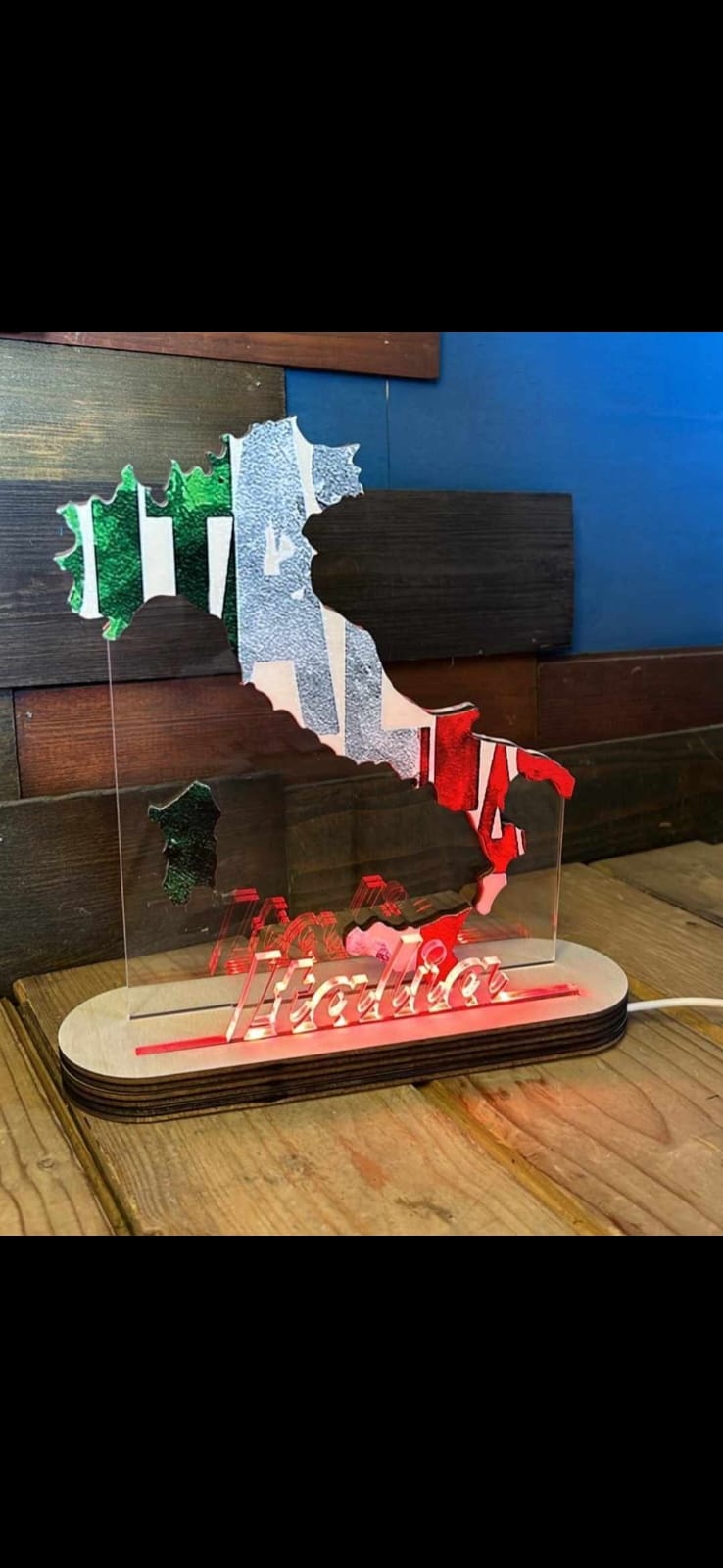 Handwerkliche Lampe aus Plexiglas mit Holzsockel und mehrfarbigen LED-Lichtern – Italien